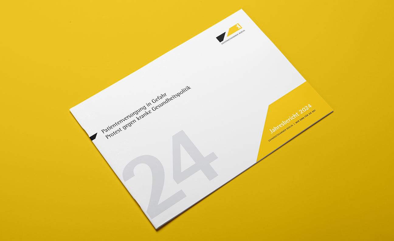 Umschlag des Jahresberichts der Berufsvertretung Zahnärztekammer Berlin